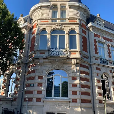 Chateau Lapin 4 * Bruggy